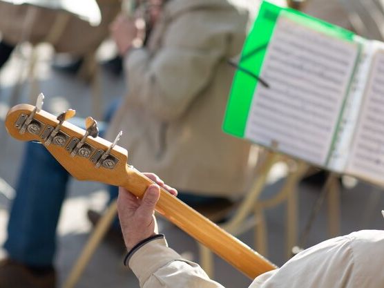 Co zabrać na letni festiwal jazzowy w Warszawie? Kompletny przewodnik przygotowawczy